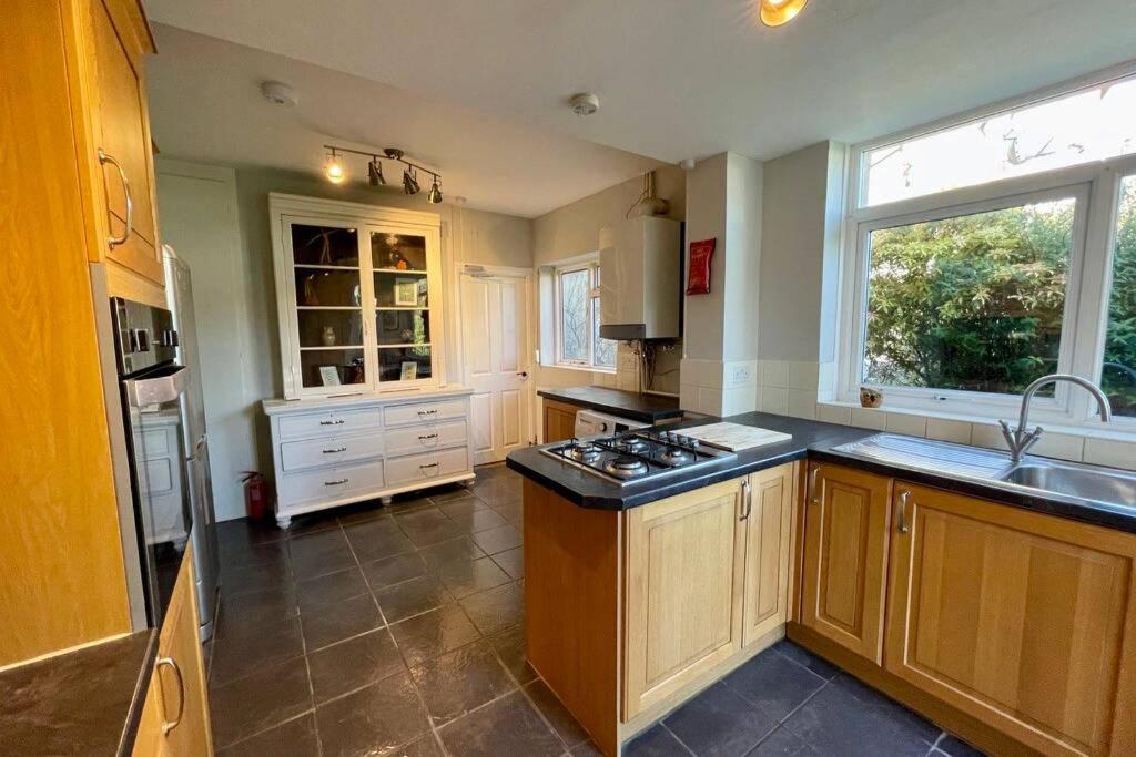 Large House Near Victoria Park For Groups, 10 Mins Bus To City Centre カーディフ エクステリア 写真