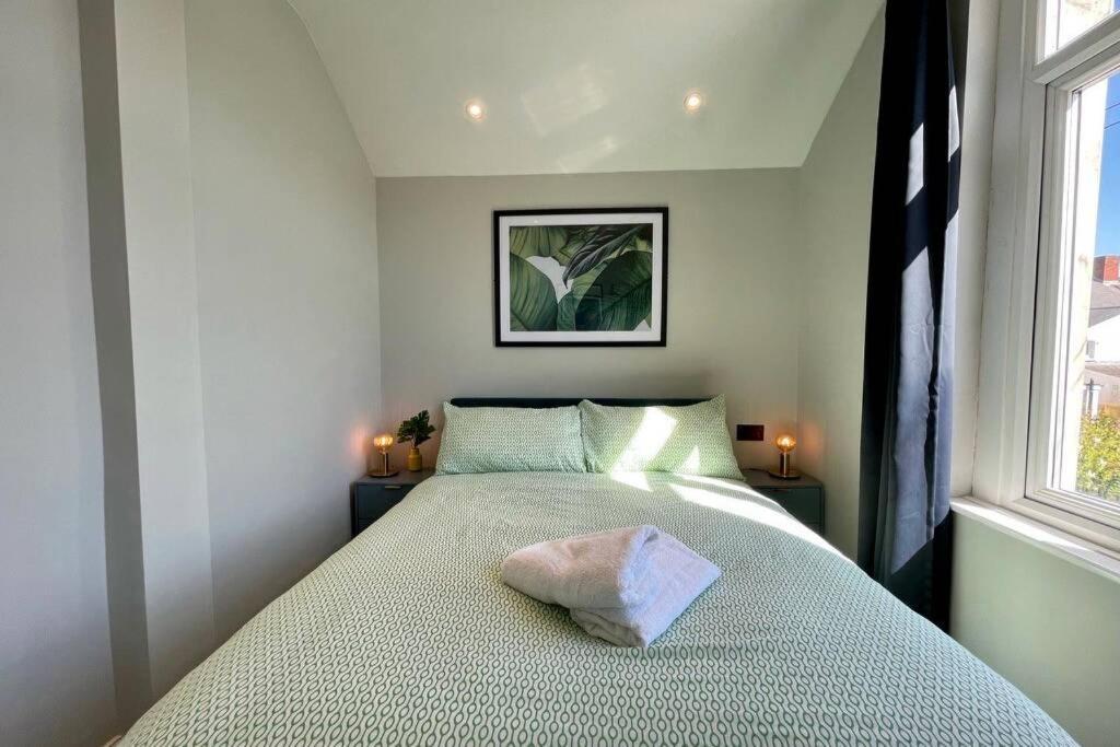 Large House Near Victoria Park For Groups, 10 Mins Bus To City Centre カーディフ エクステリア 写真