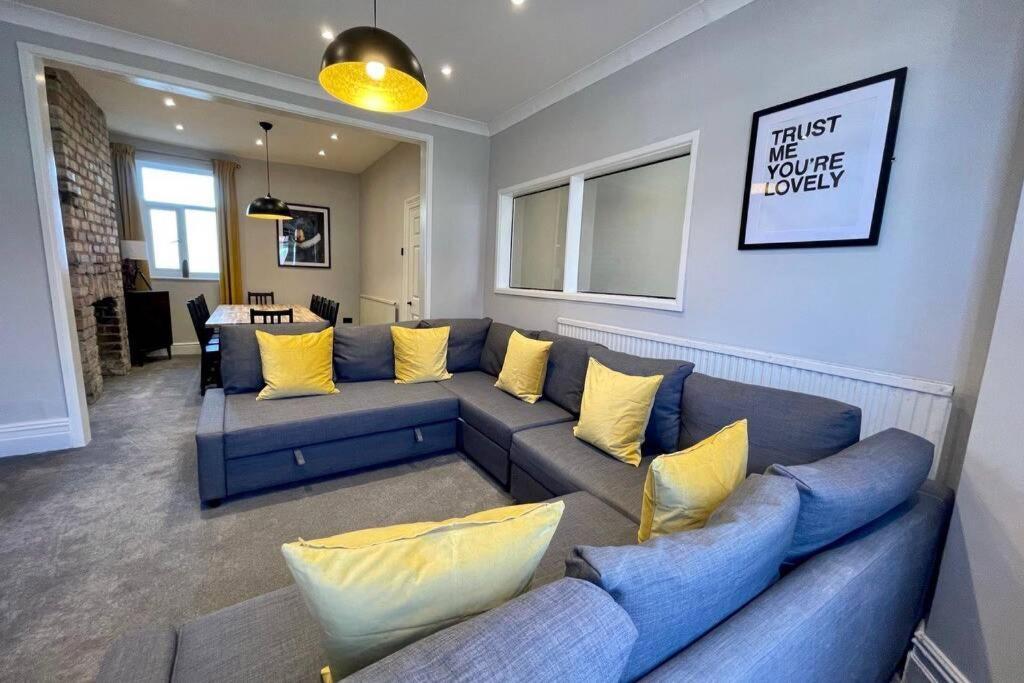 Large House Near Victoria Park For Groups, 10 Mins Bus To City Centre カーディフ エクステリア 写真