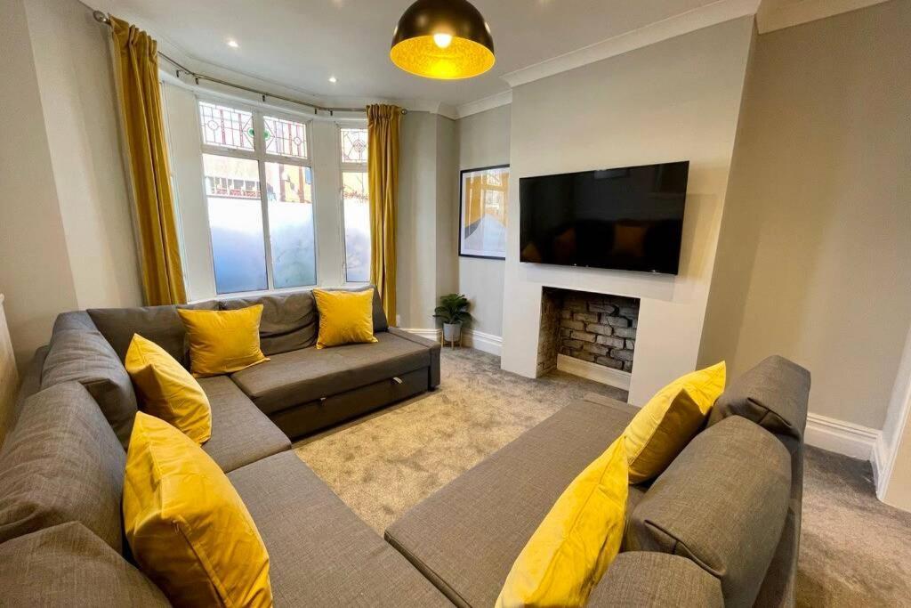 Large House Near Victoria Park For Groups, 10 Mins Bus To City Centre カーディフ エクステリア 写真