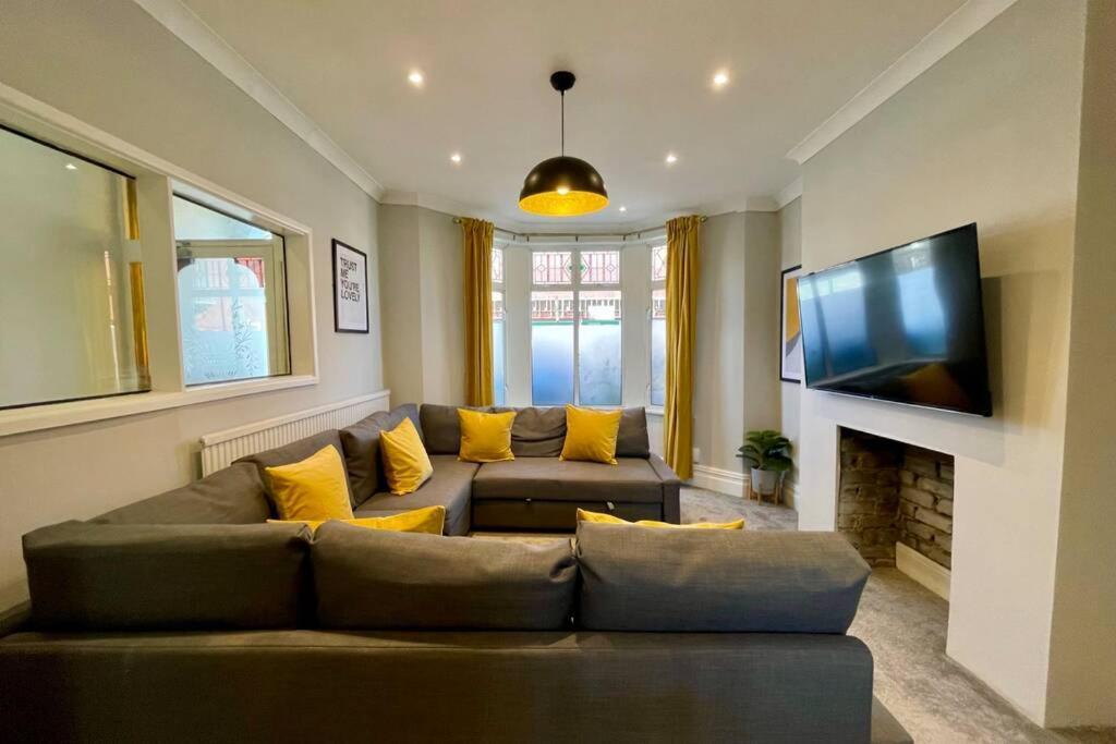 Large House Near Victoria Park For Groups, 10 Mins Bus To City Centre カーディフ エクステリア 写真