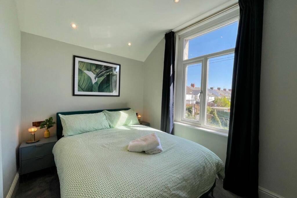 Large House Near Victoria Park For Groups, 10 Mins Bus To City Centre カーディフ エクステリア 写真