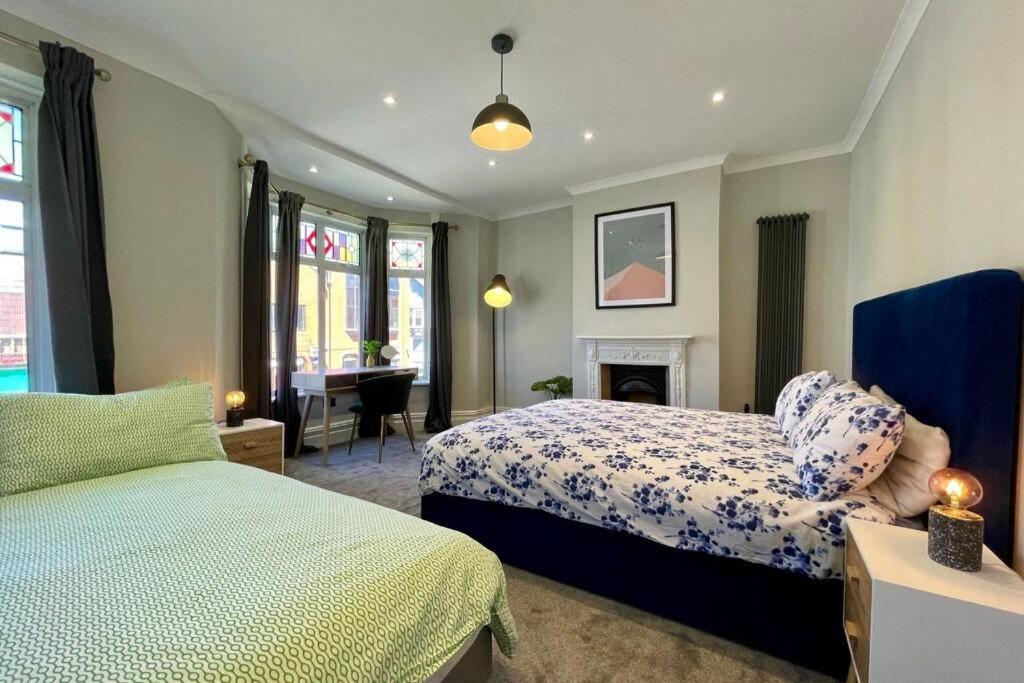 Large House Near Victoria Park For Groups, 10 Mins Bus To City Centre カーディフ エクステリア 写真
