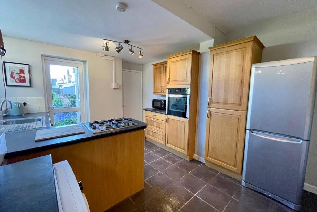 Large House Near Victoria Park For Groups, 10 Mins Bus To City Centre カーディフ エクステリア 写真