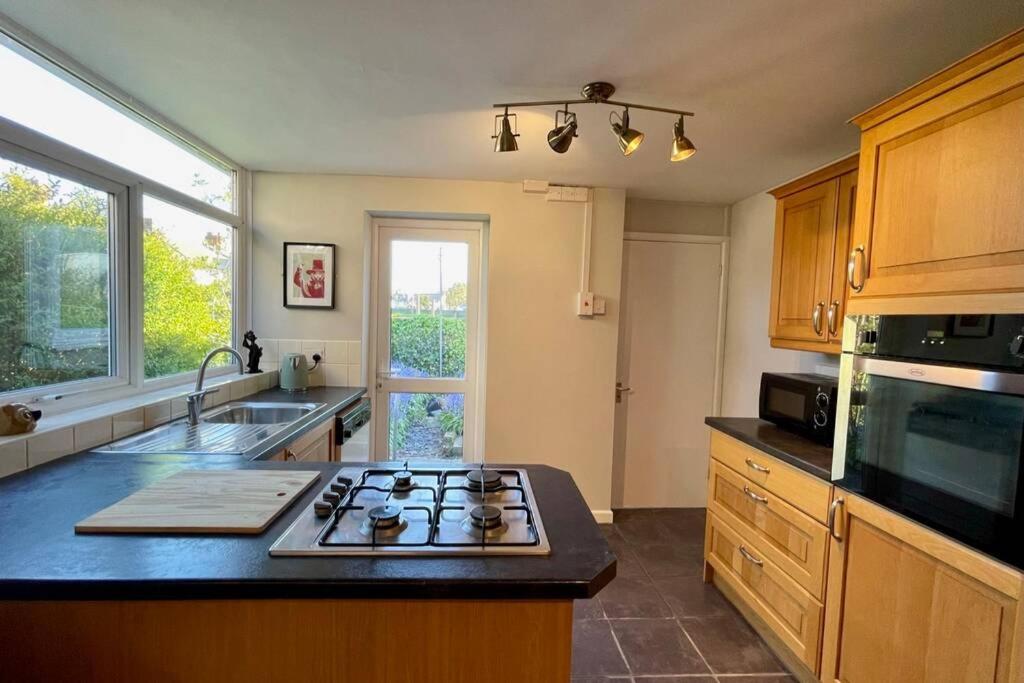 Large House Near Victoria Park For Groups, 10 Mins Bus To City Centre カーディフ エクステリア 写真